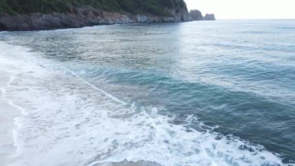 Vista aérea del mar cerca de la costa: primer plano del paisaje marino costero. Movimiento lento — Vídeos de Stock