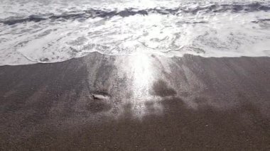 Sahil kenarındaki deniz manzarası. Kıyı sahili manzarası. Yavaş çekim