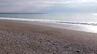 Sahil kenarındaki deniz manzarası. Kıyı sahili manzarası. Yavaş çekim