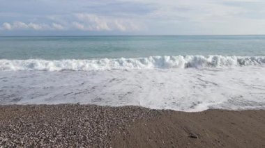 Sahil kenarındaki deniz manzarası. Kıyı sahili manzarası. Yavaş çekim