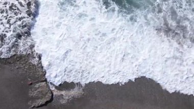 Sahil kenarındaki deniz manzarası. Kıyı sahili manzarası. Yavaş çekim