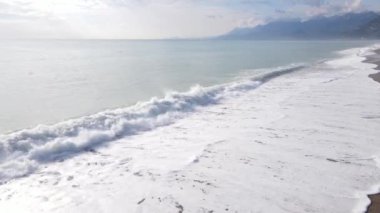 Sahil kenarındaki deniz manzarası. Kıyı sahili manzarası. Yavaş çekim