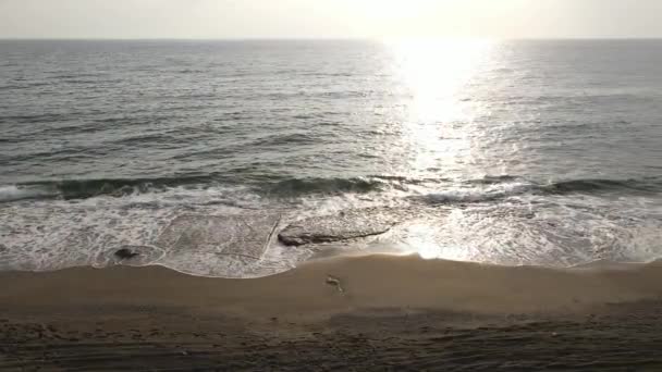 Vzdušný výhled na moře u pobřeží - detailní záběr na pobřežní pláň. Zpomalený pohyb — Stock video