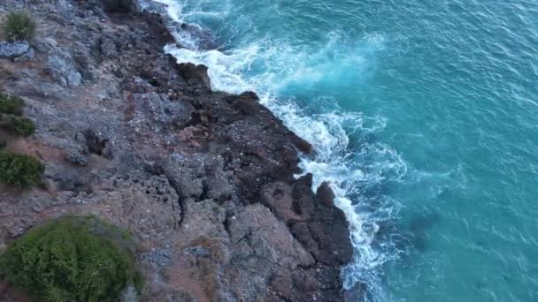 Вид з повітря на море біля узбережжя - крупним планом на узбережжя моря. Повільний рух — стокове відео