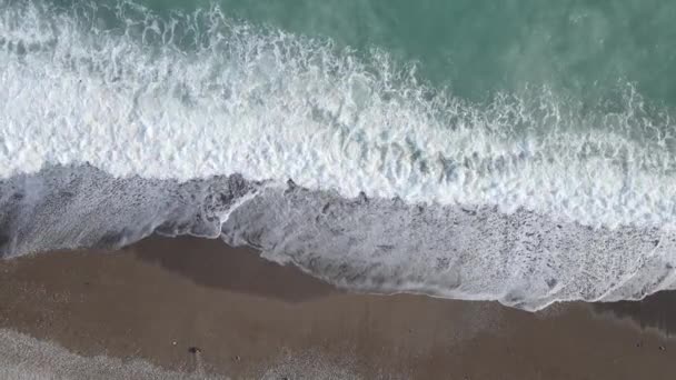 海岸近くの海の空中ビュー-海岸の海のクローズアップ。スローモーション — ストック動画