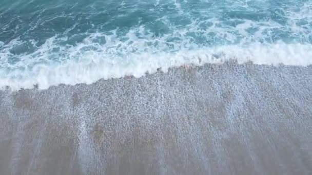 Vista aérea do mar perto da costa - close-up da paisagem costeira. Movimento lento — Vídeo de Stock