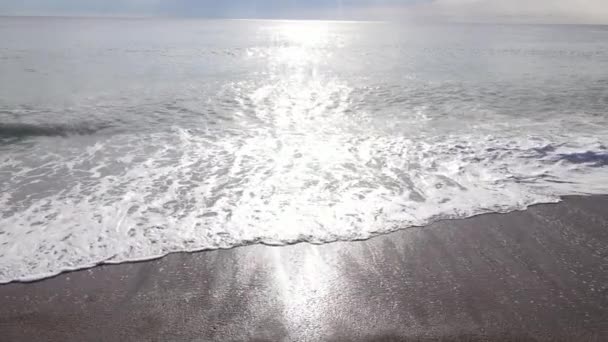 Vista aérea del mar cerca de la costa: primer plano del paisaje marino costero. Movimiento lento — Vídeo de stock