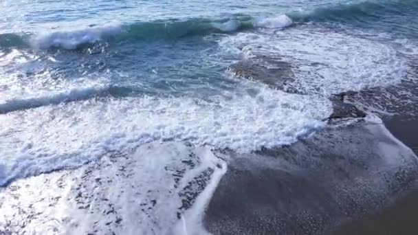 Luchtfoto van de zee bij de kust - close-up van de kust zeegezicht. Langzame beweging — Stockvideo
