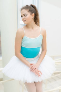 Güzel, esnek, genç kız balerin. Bale