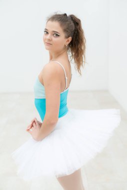 Güzel, esnek, genç kız balerin. Bale