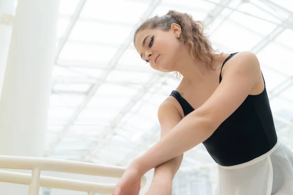 Vacker flexibel smal ung flicka ballerina. Balett — Stockfoto