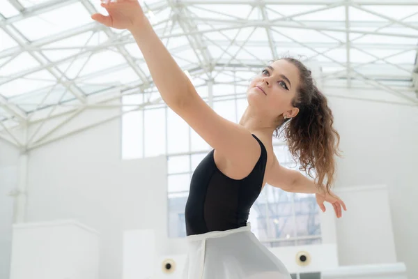 Hermosa bailarina chica delgada flexible. Ballet —  Fotos de Stock