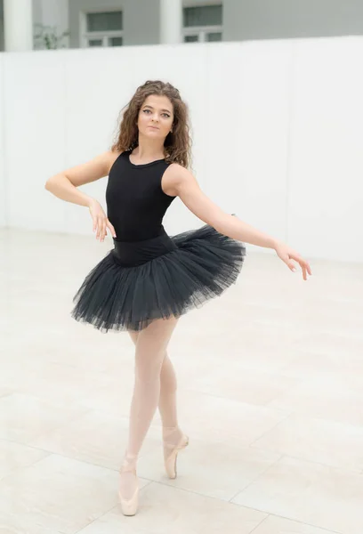 Красива гнучка струнка молода дівчина балерина. балету — стокове фото