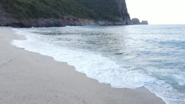 Sahil kenarındaki deniz manzarası. Kıyı sahili manzarası. Yavaş çekim