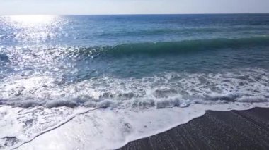 Sahil kenarındaki deniz manzarası. Kıyı sahili manzarası. Yavaş çekim