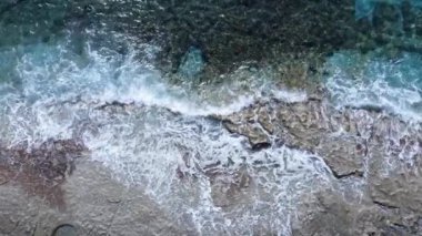 Sahil kenarındaki deniz manzarası. Kıyı sahili manzarası. Yavaş çekim