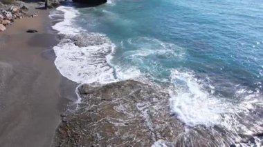 Sahil kenarındaki deniz manzarası. Kıyı sahili manzarası. Yavaş çekim