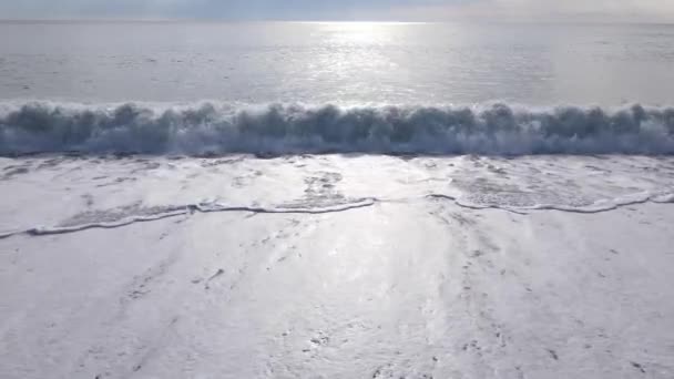 Vzdušný výhled na moře u pobřeží - detailní záběr na pobřežní pláň. Zpomalený pohyb — Stock video