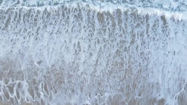 Luftaufnahme des küstennahen Meeres - Nahaufnahme der Küstenlandschaft. Zeitlupe — Stockvideo