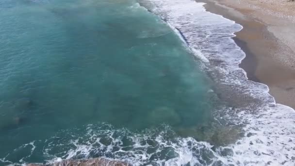 Vista aérea del mar cerca de la costa: primer plano del paisaje marino costero. Movimiento lento — Vídeos de Stock