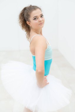 Güzel, esnek, genç kız balerin. Bale