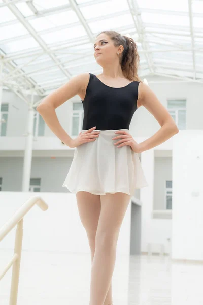 Hermosa bailarina chica delgada flexible. Ballet — Foto de Stock