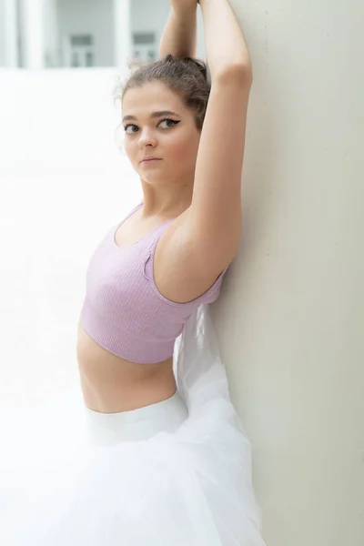 美丽而柔韧的纤细少女芭蕾舞演员.芭蕾 — 图库照片