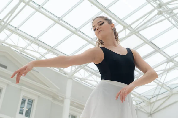 Hermosa bailarina chica delgada flexible. Ballet — Foto de Stock