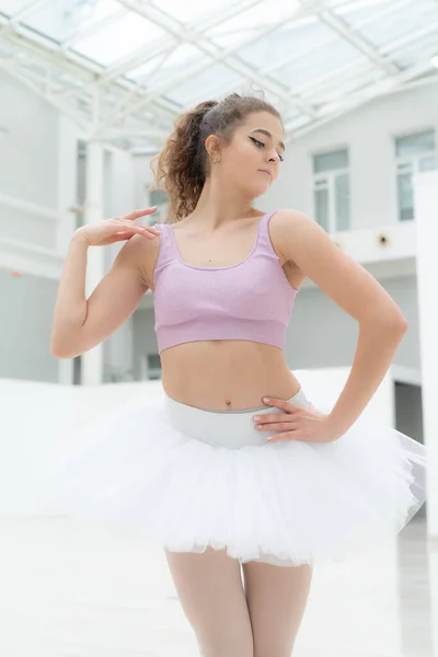 Hermosa bailarina chica delgada flexible. Ballet — Foto de Stock