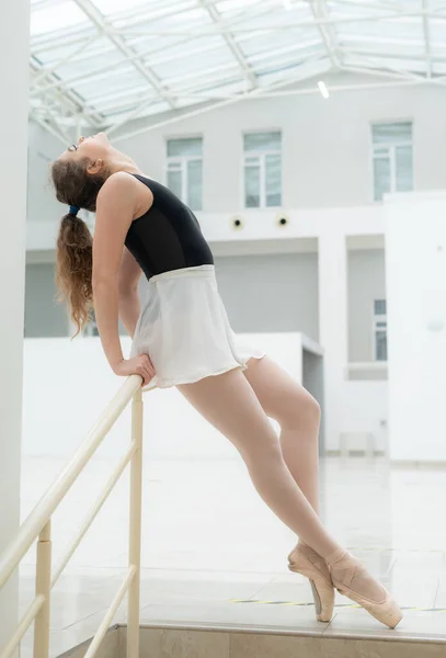 Hermosa bailarina chica delgada flexible. Ballet —  Fotos de Stock