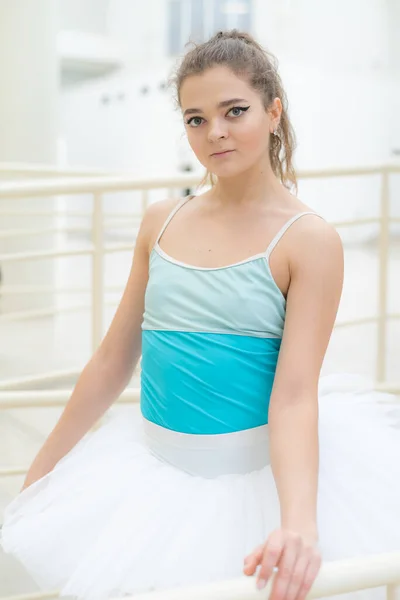 Belle élancée souple jeune fille ballerine. Ballet — Photo