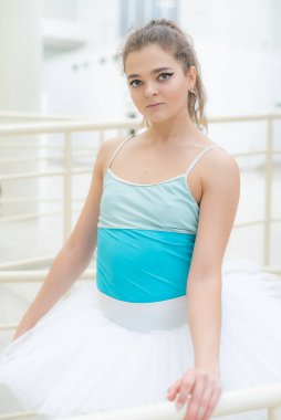 Güzel, esnek, genç kız balerin. Bale