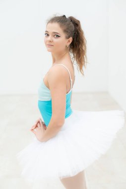 Güzel, esnek, genç kız balerin. Bale