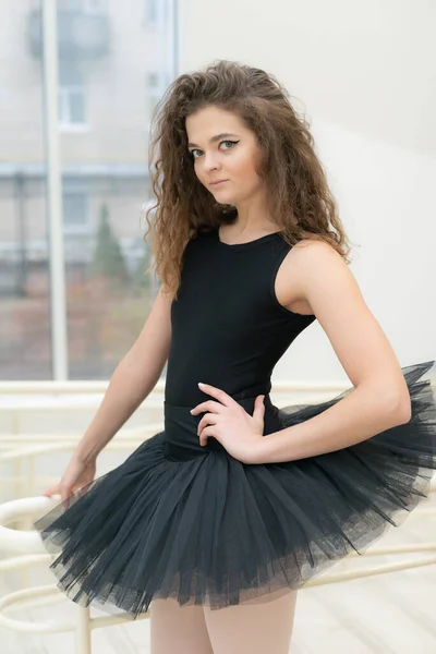 美丽而柔韧的纤细少女芭蕾舞演员.芭蕾 — 图库照片