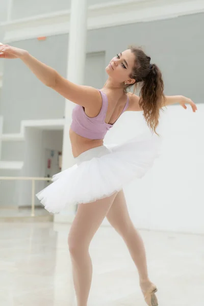 Bela bailarina jovem flexível e esbelta. Ballet. — Fotografia de Stock