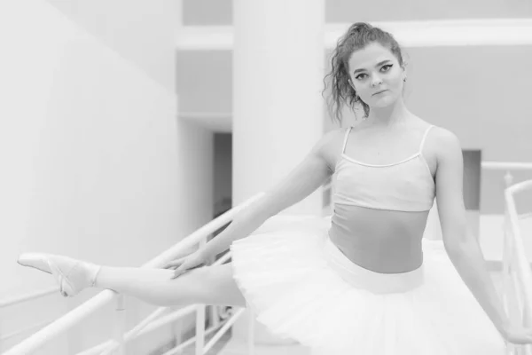 Svart och vitt foto av flexibel smal ung flicka ballerina. BW — Stockfoto