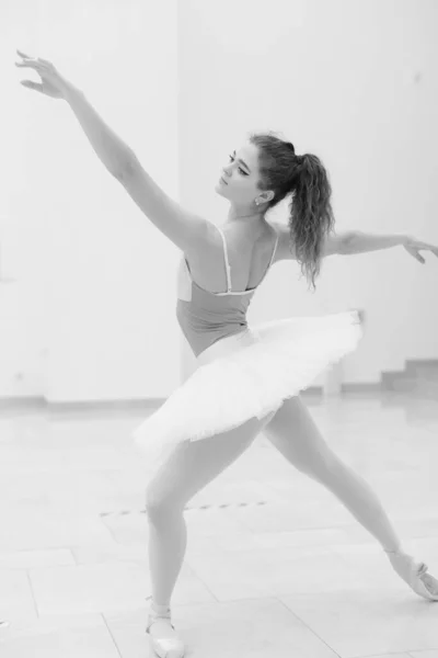 Black and white photo of flexible slender young girl ballerina. BW — ストック写真