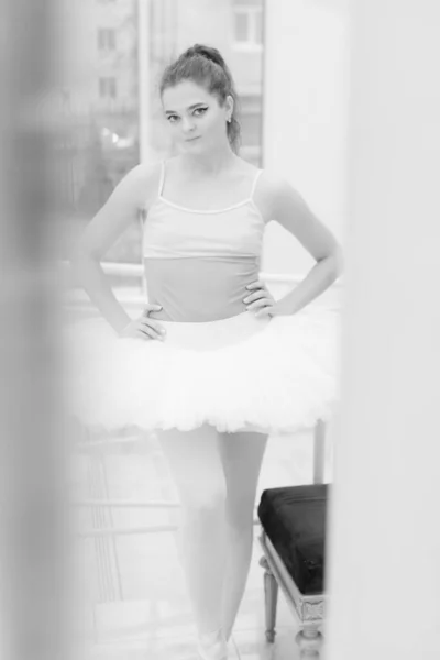 유연하고 날씬 한 소녀 발레리나의 흑백 사진. BW — 스톡 사진