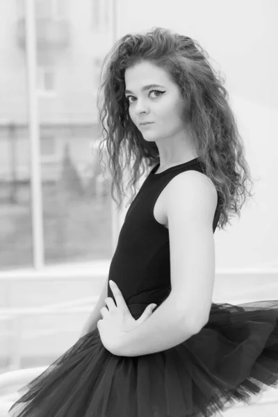 Black and white photo of flexible slender young girl ballerina. BW — Zdjęcie stockowe