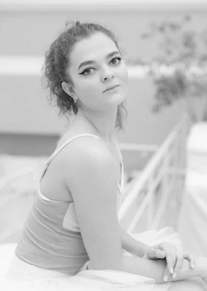 Schwarz-Weiß-Foto von flexiblen schlanken jungen Mädchen Ballerina. BW — Stockfoto