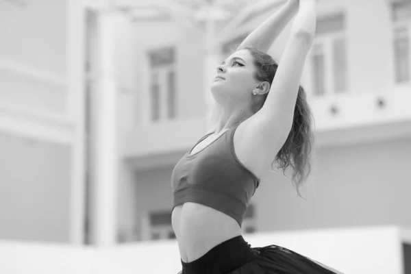 Schwarz-Weiß-Foto von flexiblen schlanken jungen Mädchen Ballerina. BW — Stockfoto