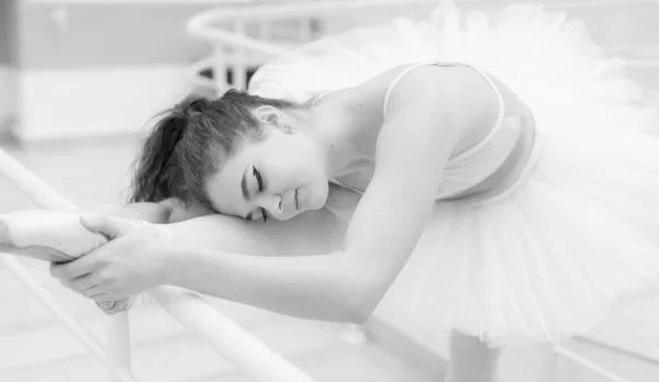 Foto em preto e branco de bailarina jovem e magra flexível. BW — Fotografia de Stock