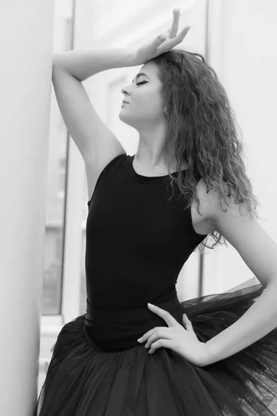 Black and white photo of flexible slender young girl ballerina. BW — ストック写真