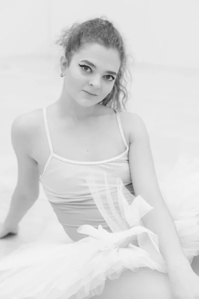 Schwarz-Weiß-Foto von flexiblen schlanken jungen Mädchen Ballerina. BW — Stockfoto