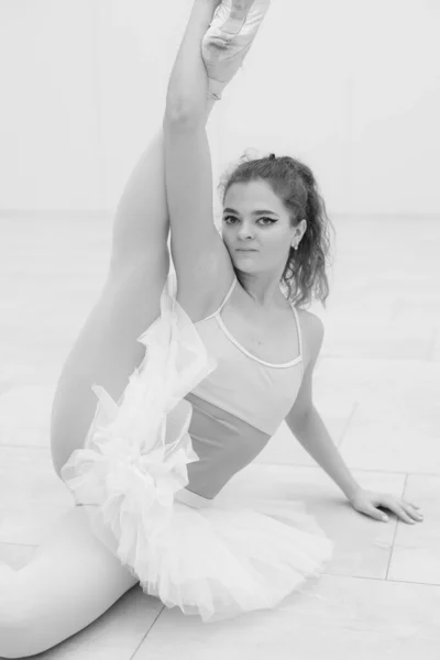 Чорно-біле фото гнучкої стрункої молодої дівчини-балерини. Бетті — стокове фото