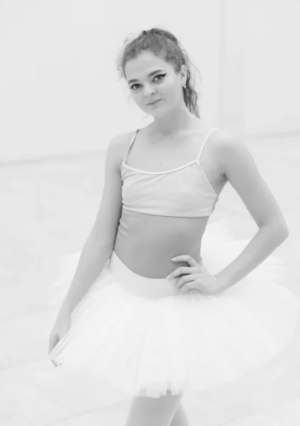 Black and white photo of flexible slender young girl ballerina. BW — Zdjęcie stockowe