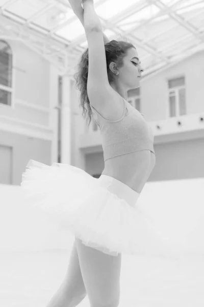 Черно-белое фото гибкой худой молодой балерины. BW — стоковое фото