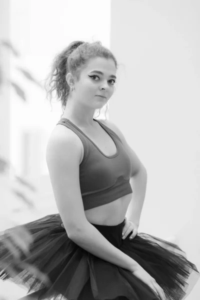 Foto in bianco e nero di flessibile sottile ragazza ballerina. BW — Foto Stock