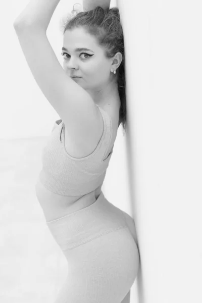 Foto em preto e branco de bailarina jovem e magra flexível. BW — Fotografia de Stock