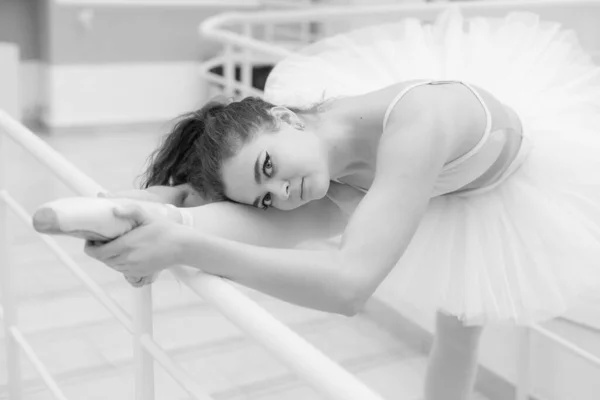 Черно-белое фото гибкой худой молодой балерины. BW — стоковое фото